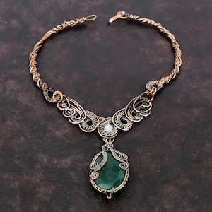 ファセットカットのザンビア産エメラルドネックレス。銅線で包まれた宝石ネックレス。彼女へのギフト。ハンドメイド銅線ジュエリー。レインボームーンストーンネックレス。