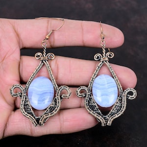 Orecchino in agata blu con filo di rame avvolto, gioiello con pietre preziose, orecchino fatto a mano, orecchino in rame, gioielli di design, regalo per la mamma, orecchino avvolto in filo