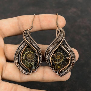 Ammonite fossile, pierre précieuse, boucle d'oreille en fil de cuivre, bijoux emballés à la main, boucle d'oreille ethnique en fil de cuivre, boucles d'oreilles élégantes, cadeau pour maman