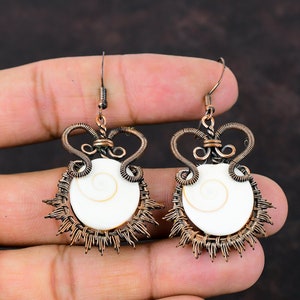 Brinco de concha de olho de Shiva Brincos de fio de cobre enrolados Brincos artesanais Joias de cobre Brincos de pedras preciosas reais Novas joias para presente para mulheres