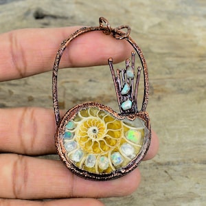 Colgante de ópalo etíope en fósil de amonita, colgante de cobre electroformado, colgante de ópalo etíope, joyería hecha a mano, colgante de piedra preciosa, regalo para ella