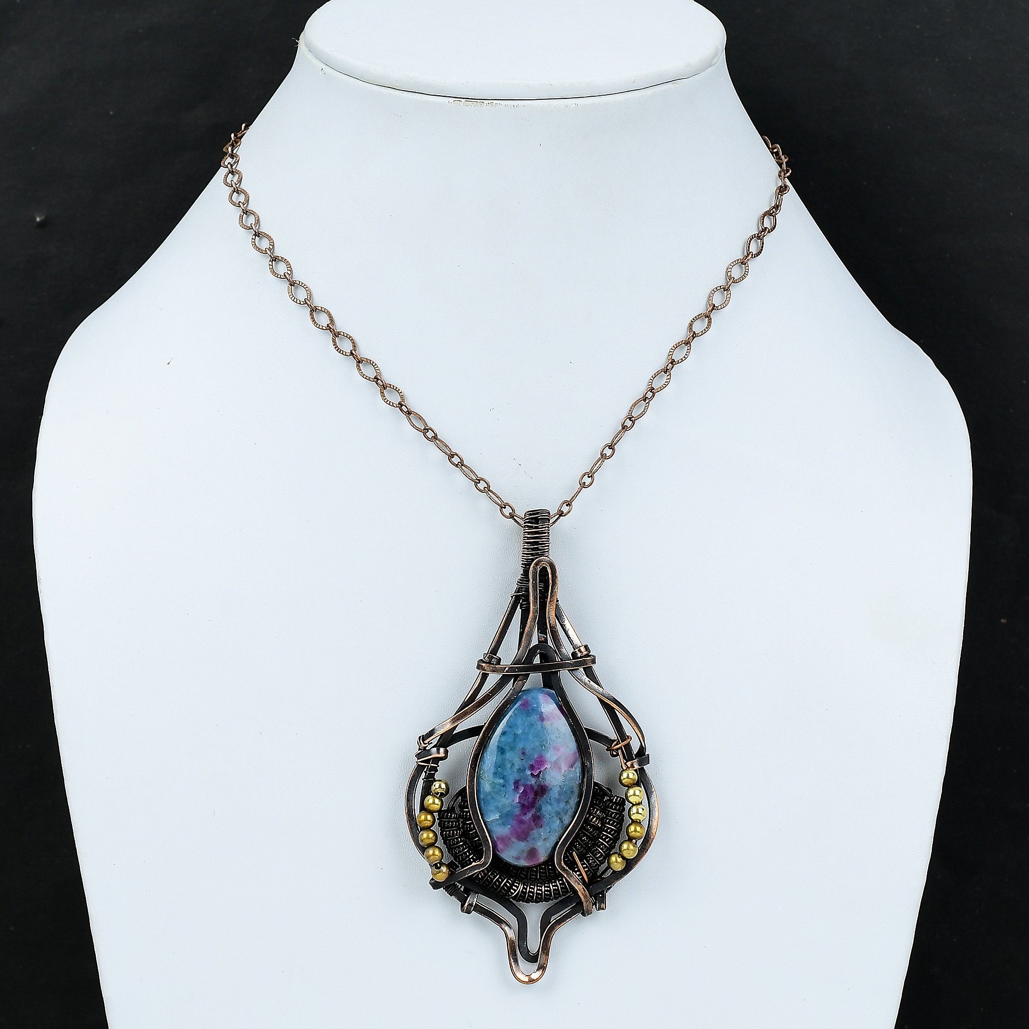 Ciondolo con pietra preziosa di cianite blu, collana di Ciondolo con pietra preziosa di cianite blu, collana di