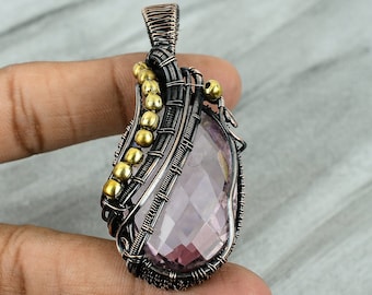 Colgante de cobre con kunzita rosa, joyería hecha a mano con alambre.