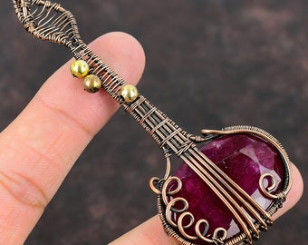 Kashmir Ruby Copper Wire Wrapped Pendentif Gemstone Copper Pendentif Ruby Guitar Bijoux Fait à la main Bijoux Cadeau pour maman Instrument de musique Bijoux