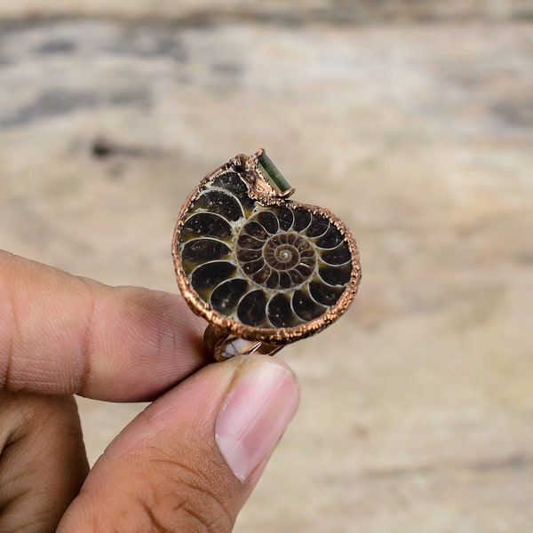 Anillo fósil de amonita, anillo de cobre electroformado, anillo ajustable, anillo de turmalina verde en bruto, joyería de cobre hecha a mano, anillos de piedras preciosas para regalo