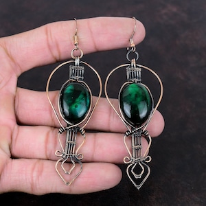 Orecchini in labradorite verde fuoco: gioielli fatti a mano con pietre preziose avvolte in filo di rame