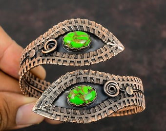 Brazalete artesanal envuelto en alambre de cobre con gema de turquesa verde