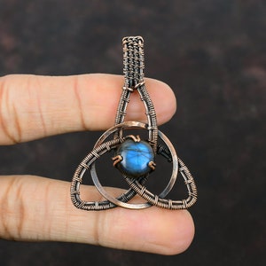 Colgante de labradorita envuelto en alambre de cobre, colgante de piedra preciosa original hecho a mano, joyería de cobre con labradorita, colgante único, regalo para madre