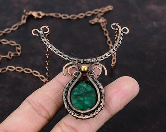 手作りの銅線で巻かれたザンビア産エメラルドネックレス - 調節可能