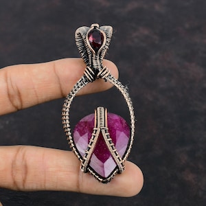 Pingente de rubi de Caxemira facetado Pingente de fio de cobre enrolado Joia de cobre feita à mão Pingente de granada de Moçambique Joia de pedra preciosa natural para presente