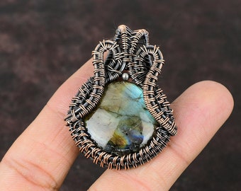 Ciondolo in rame con labradorite rosa fuoco, ciondolo con pietra preziosa avvolto in filo di rame, gioielli in filo di rame fatti a mano, regalo per la moglie, gioielli in labradorite