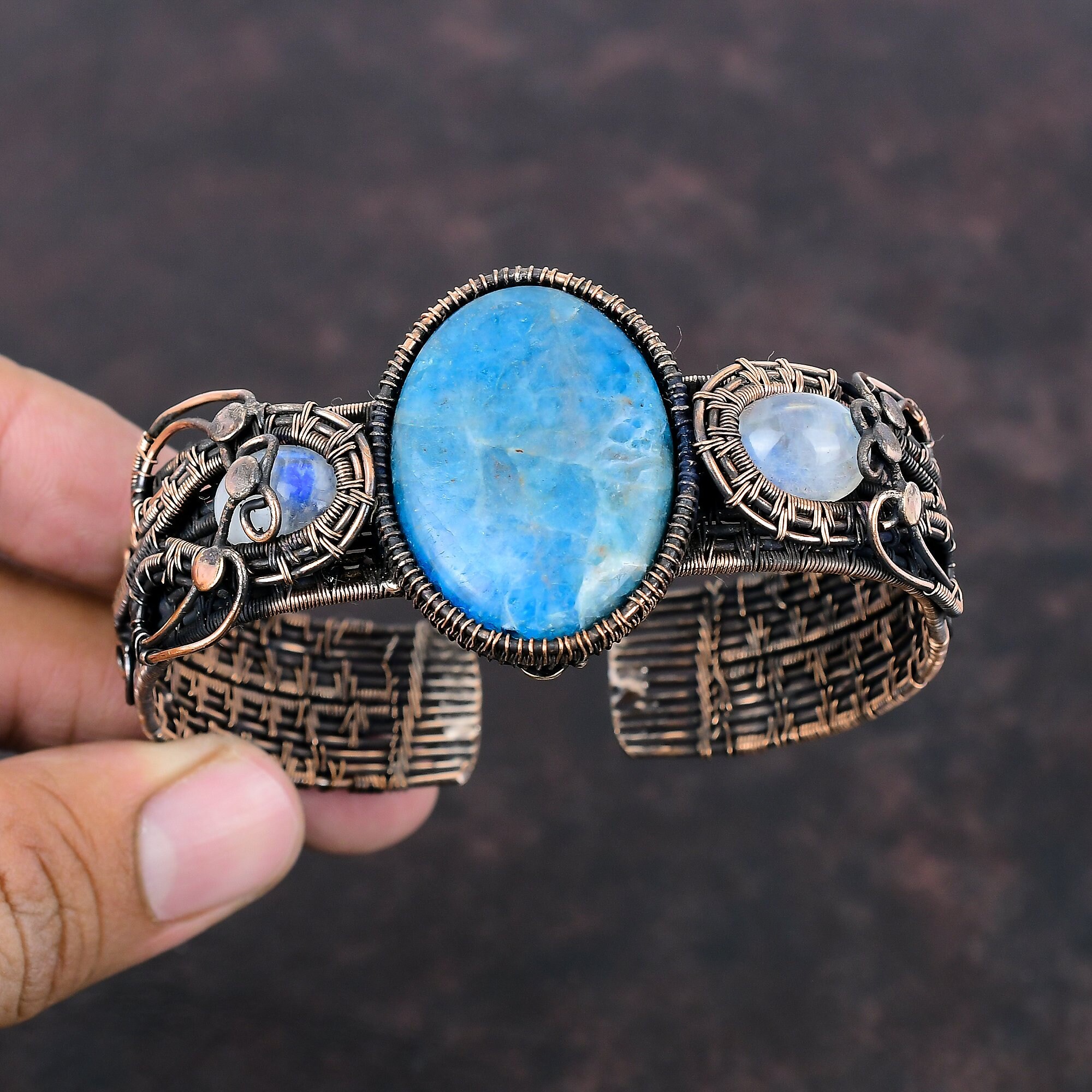 ネオンアパタイトバングル 銅線で包まれた宝石カフ ハンドメイド調節