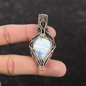Pingente de Scheelita Azul com Fio de Cobre Envolto em Pingente de Pedra Preciosa Natural Feito à Mão com Fio de Cobre Joia Presente de Aniversário Pingente de Pedra de Nascimento