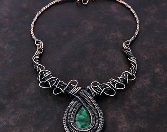 手作りの銅線で巻かれたザンビア産エメラルドネックレス - 調節可能