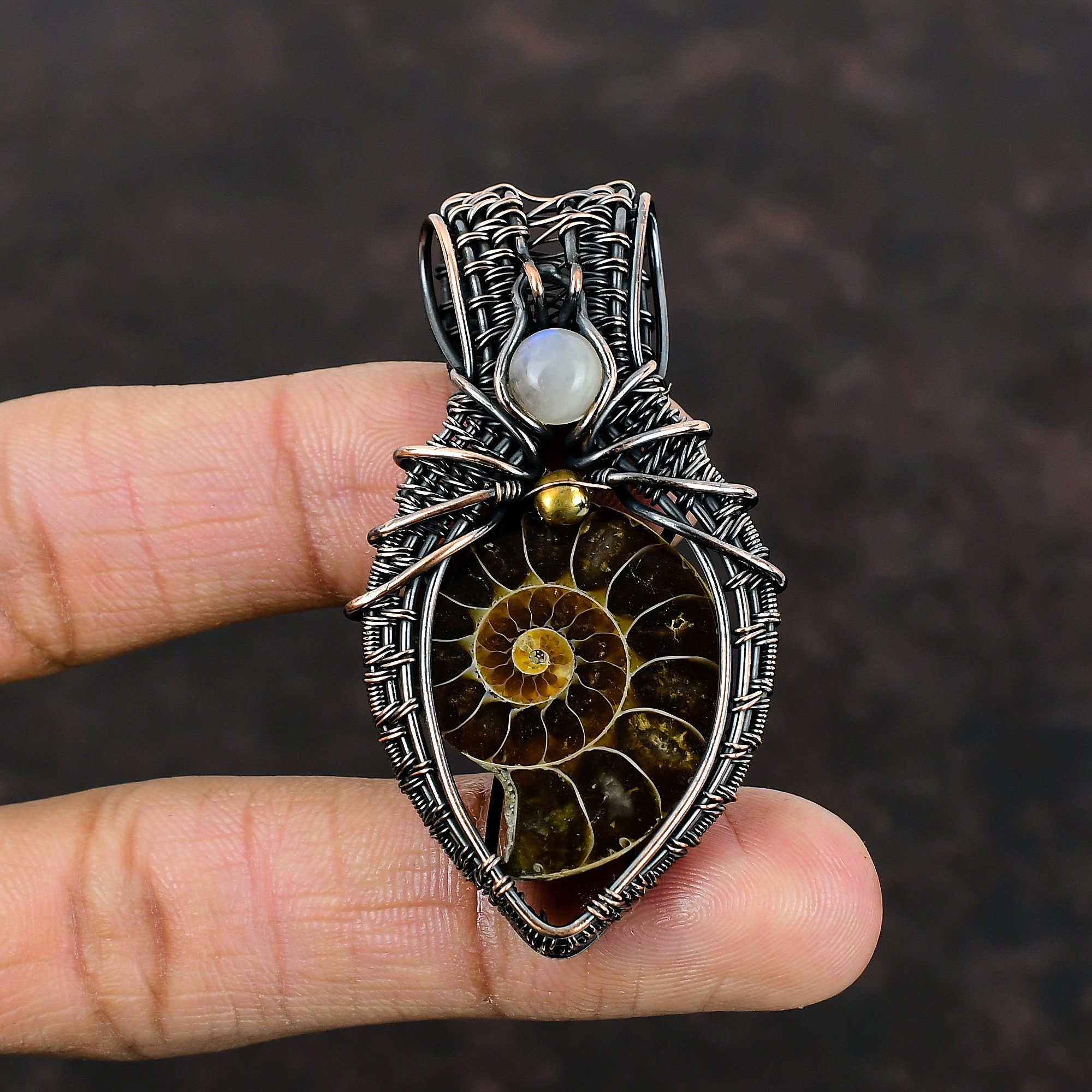 Colgante de fósil de amonita envuelto en alambre de cobre, colgante de piedra lunar arcoíris, joyería hecha a mano con alambre de cobre, colgantes de piedras preciosas para regalo