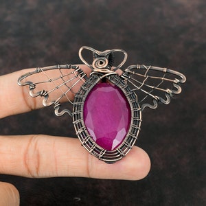 Pingente de rubi de Caxemira facetado, pingente de fio de cobre enrolado, joia artesanal, pingente de borboleta de designer, presente para mãe, joia de cobre com pedras preciosas