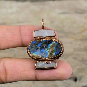 Colgante de labradorita en bruto, colgante de cobre electroformado, colgante de nácar, joyería electroformada hecha a mano, regalo para mamá, colgante de piedras preciosas