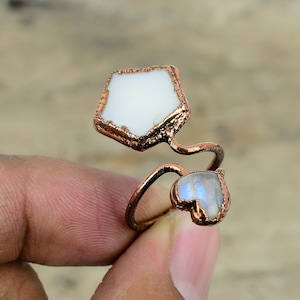 Anillo de nácar Anillo de piedra lunar arcoíris Anillos ajustables de cobre electroformado Joyas de piedras preciosas electroformadas Anillo hecho a mano Regalos para ella