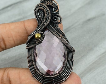 Colgante artesanal de cobre con kunzita rosa, joyería con gema envuelta en alambre