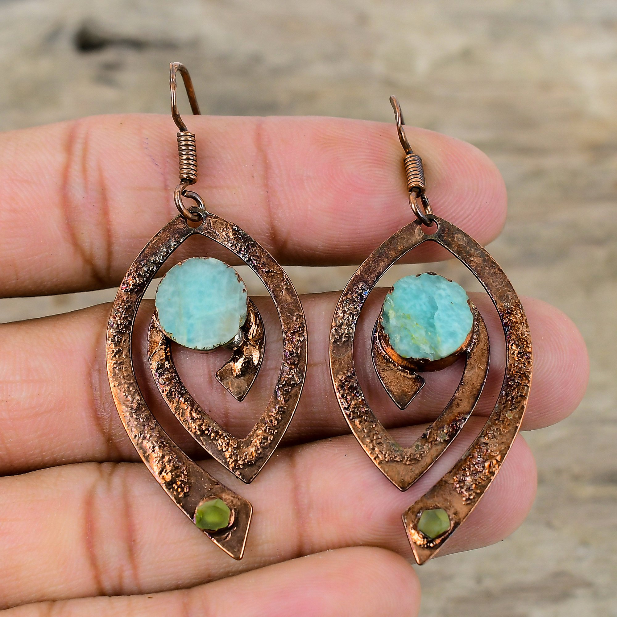 Pendiente de amazonita con turmalina verde en bruto, pendientes de cobre electroformado, pendientes hechos a mano, regalo de boda, joyería electroformada.