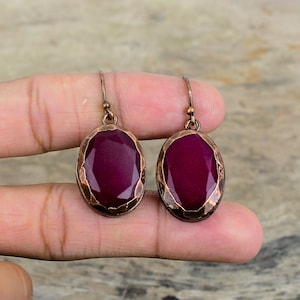 Kolczyki z fasetowanym rubinem kaszmirskim, elektroformowane kolczyki z miedzi, kolczyki damskie, biżuteria z kamieni szlachetnych, ręcznie robione, unikatowy styl, kolczyki na prezent dla niej