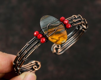 Bracciale con polsino in rame diaspro policromo avvolto con filo, polsino con perline di corallo rosso, gioielli con polsino regolabile avvolto con filo di rame, bracciale con pietre fatto a mano
