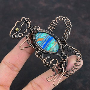 Colgante de calsilica arco iris colgante envuelto en alambre de cobre colgante de conejo joyería de piedras preciosas originales colgante hecho a mano joyería de cobre regalos para ella