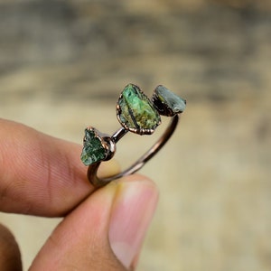 Groene toermalijn ruwe ring Elektrogevormde koperen ring Handgemaakte edelsteenringen Elektrogevormde koperen sieraden voor cadeau Verkrijgbaar in ringmaat