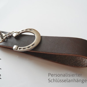 Personalisierbarer Hufeisen Schlüsselanhänger, Leder Schlüsselanhänger für Reiter, Geschenk für Reiter, Glücksanhänger Bild 1