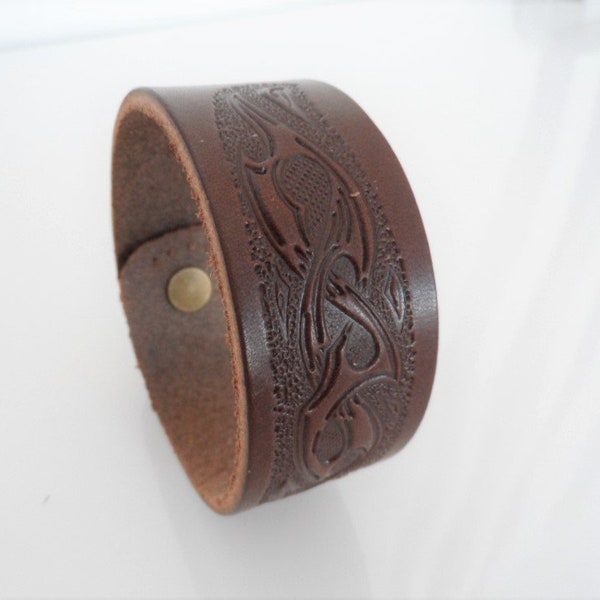 Personalisierbares Echtleder Armband mit Prägemotiv Tribal, Geschenk für Mann mit Gravur, Lederarmband braun 3cm breit