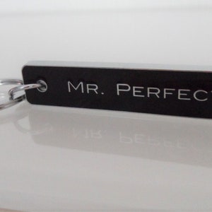 Gravur Schlüsselanhänger MR. PERFECT, Geschenk für Mann, Geburtstaggeschenk für Männer, personalisierbarer Schlüsselanhänger Bild 1
