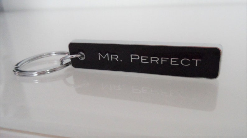 Gravur Schlüsselanhänger MR. PERFECT, Geschenk für Mann, Geburtstaggeschenk für Männer, personalisierbarer Schlüsselanhänger Bild 1