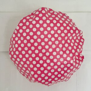 Touca de banho impermeável da Caro London em vermelho e branco com estampa de bolinhas e forro