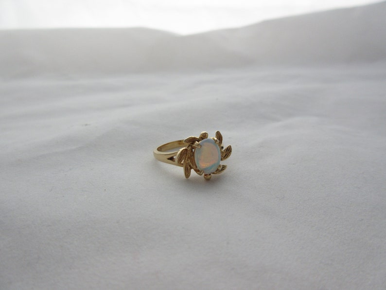 Vintage 14k gold Opal solitaire ring