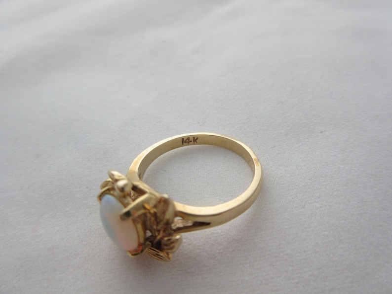 Vintage 14k gold Opal solitaire ring