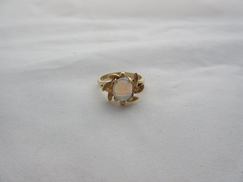 Vintage 14k gold Opal solitaire ring