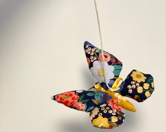 Baumwollschmetterling mit Blumendruck, hängender Plüschschmetterling, personalisierte Geschenkidee zur Geburt, Doudou-Mobile, handgefertigt