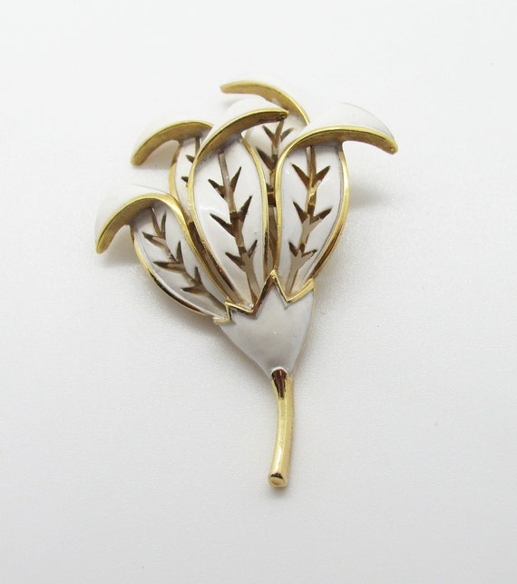 Vintage 1960s Crown Trifari White Enamel on Gold-T