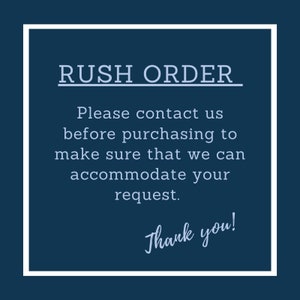 Op de afbeelding: Een marineblauw vierkant met een witte rand bevat de tekst "RUSH ORDER" en een bericht om contact op te nemen met de verkoper voordat u koopt. De boodschap wordt gevolgd door "Thank you!" in een scriptlettertype.
