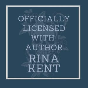 Op de afbeelding: Vierkante afbeelding met een witte rand en een donkerblauwe achtergrond. De tekst "OFFICIALLY LICENSED WITH AUTHOR RINA KENT" staat in lichtblauw afgebeeld, met een schedel en bloemenontwerp op de achtergrond.
