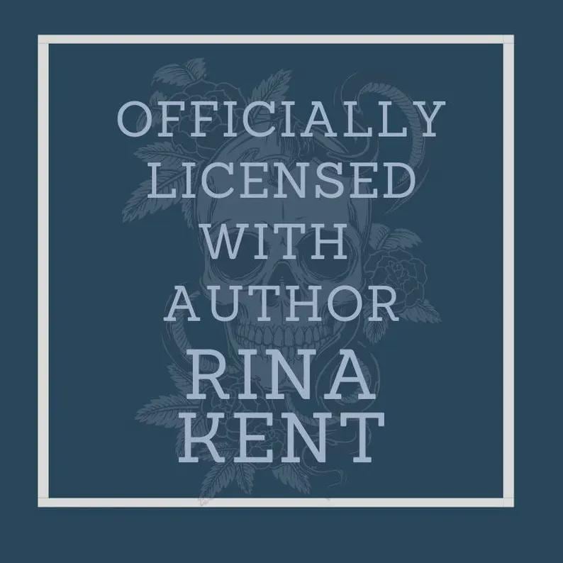 Op de afbeelding: Vierkante afbeelding met een witte rand en een donkerblauwe achtergrond. De tekst "OFFICIALLY LICENSED WITH AUTHOR RINA KENT" staat in lichtblauw afgebeeld, met een schedel en bloemenontwerp op de achtergrond.