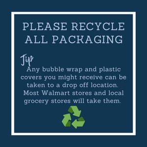 Op de afbeelding: Een marineblauwe vierkante afbeelding met witte randen en de tekst 'PLEASE RECYCLE ALL PACKAGING'. Hieronder een tip over het recyclen van bubbeltjesplastic en plastic hoezen, met een groen recyclingsymbool.
