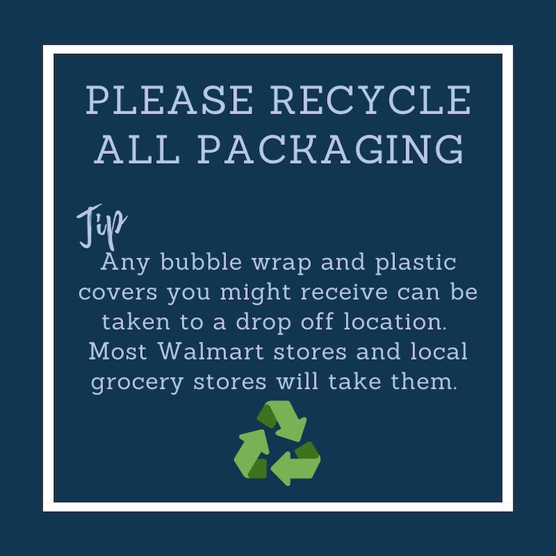 Op de afbeelding: Een marineblauwe vierkante afbeelding met witte randen en de tekst 'PLEASE RECYCLE ALL PACKAGING'. Hieronder een tip over het recyclen van bubbeltjesplastic en plastic hoezen, met een groen recyclingsymbool.