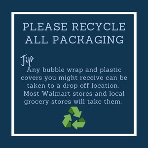 以下が含まれることがあります： 青い背景に白い正方形があり、白い文字で「PLEASE RECYCLE ALL PACKAGING」と書かれています。テキストの下には緑色のリサイクルマークと、プチプチとプラスチックカバーのリサイクルに関するヒントがあります。ヒントには、「Any bubble wrap and plastic covers you might receive can be taken to a drop off location. Most Walmart stores and local grocery stores will take them.」と書かれています。