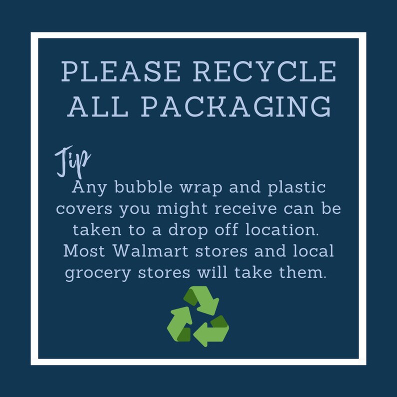 以下が含まれることがあります： 青い背景に白い正方形があり、白い文字で「PLEASE RECYCLE ALL PACKAGING」と書かれています。テキストの下には緑色のリサイクルマークと、プチプチとプラスチックカバーのリサイクルに関するヒントがあります。ヒントには、「Any bubble wrap and plastic covers you might receive can be taken to a drop off location. Most Walmart stores and local grocery stores will take them.」と書かれています。