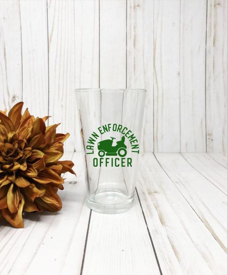 Regalo para papá, agente de seguridad, regalo divertido para papá, cortadora de césped, regalo de cumpleaños para papá, regalo del Día del Padre, taza de cerveza para papá imagen 1