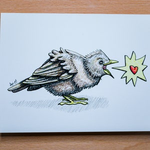 Può includere: Un disegno di un uccello marrone con zampe gialle e un becco giallo che canta con una stella gialla dietro di lui. La stella ha un cuore rosso al centro.