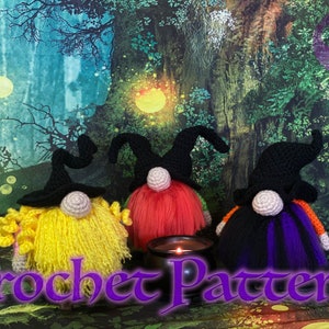 Pode incluir: Três gnomos de crochê usando chapéus de bruxa em amarelo, vermelho e roxo com detalhes pretos. Os gnomos estão sentados em frente a um caldeirão preto com uma vela acesa dentro. O fundo é uma imagem desfocada de uma floresta com uma lua e estrelas. O texto "Crochet Pattern" está na parte inferior da imagem.