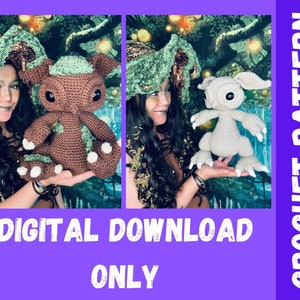 Puede incluir: Dos criaturas amigurumi de crochet, una marr&oacute;n y otra beige, con detalles de hojas verdes. Las criaturas est&aacute;n siendo sostenidas por dos personas. La imagen tiene el texto "DESCARGA DIGITAL SOLO" y "PATR&Oacute;N DE CROCHET"