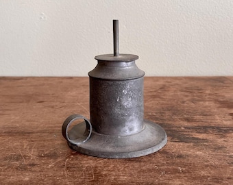 Lámpara de líquido de peltre con base de platillo, quemador original de un solo tubo, estadounidense, mediados del siglo XIX.